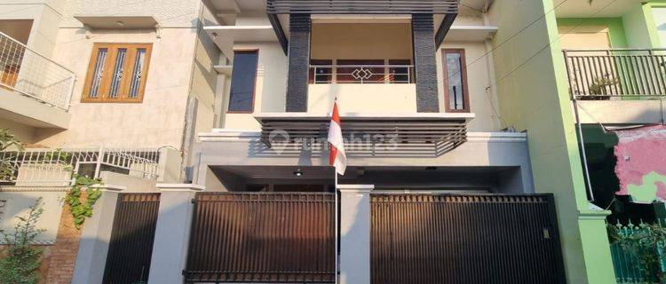 Rumah Bagus 2 lt Strategis dekat Manahan Solo 1