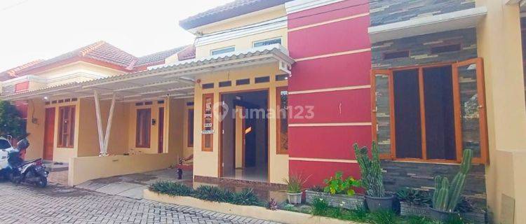 Rumah Cantik Siap Huni di Cluster Gentan Bonus Canopy Lingkungan Aman dan Nyaman 1