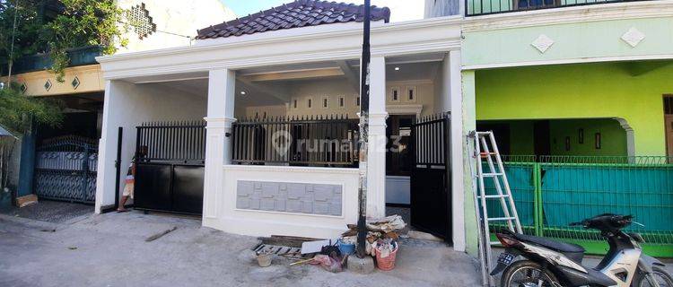 Rumah Cantik Design Klasik Modern di Perumahan Lingkungan Aman dan Nyaman hanya 4 Menit Ke Luwwes Gentan 1