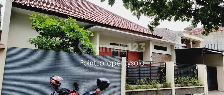 Rumah Mewah 1.5 Lantai Nyaman Asri Hanya 4 Menit Ke Stadion Manahan Solo 1