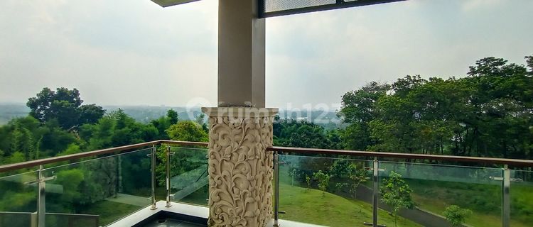 Mountain view house on the main road of green golf hill. 1