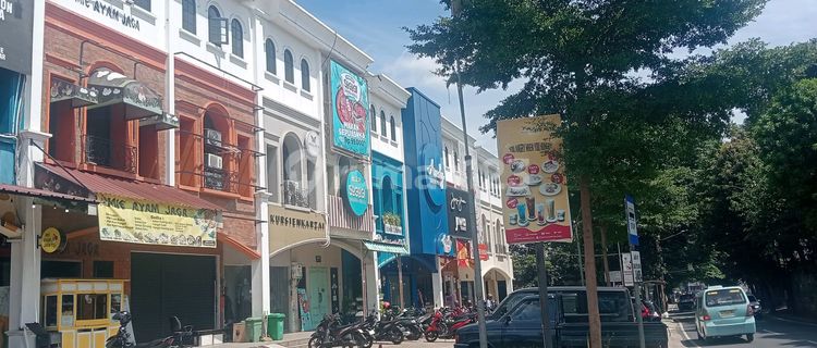 Quick Sale: 3-Story Shop House in a Lively Jagakarsa Location, South Jakarta 1