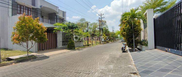 Rumah mewah 2 lantai di solo baru 1