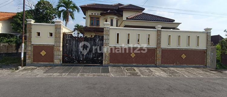 Strategic Luxury House Ready to Use in Kartasura Solo 1