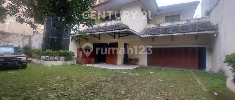Old House Including Land Area of 2,700 M² in Kebon Jeruk, West Jakarta 1