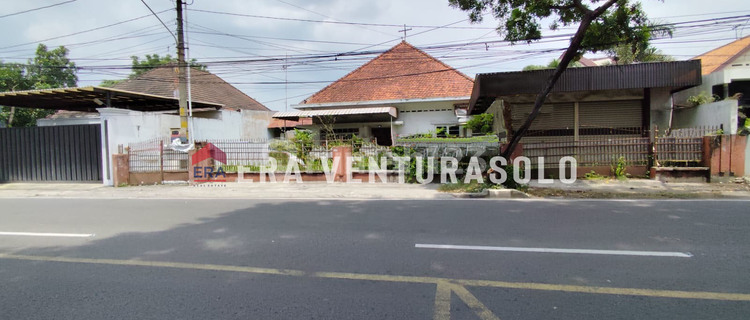Well-Maintained Old House Suitable for Café in Downtown Solo 1