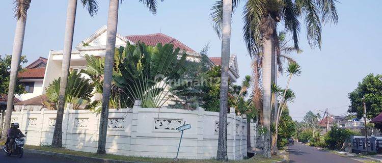 Di jual rumah luxury, mewah posisi hoek, kolam renang di Bukit Permai 1