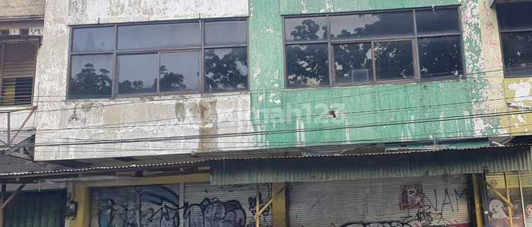 For rent: 10-meter wide shop house on Jalan Raya Manyar, Surabaya 1