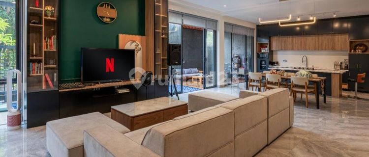 Dijual Segera, Rumah Mewah, Look Ekslusive, Hook, Cluster Boulevard, Lt 237, Ukuran 12 X 20, 2 Tingkat, Timur, Rumah Baru, View Taman, Kt 4, Full Furnished, Swimming Pool, SHM, Timur, Akses Pintu Tol -+ 200 M, Bebas Banjir, Banjar Wijaya 1