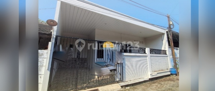 Ready-to-Occupy House in the Center of Tanah Mas Residential Area 1