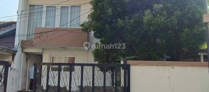 Rumah 3 lantai dekat pusat belanja, kantor, dll 1