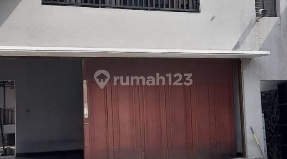 luxury house with pool in north kutisari, near galaxy mall, near panjang jiwo, near tenggilis mejoyo 1