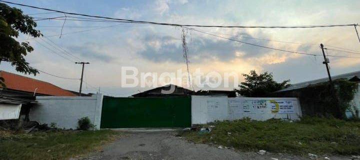 HARGA TERBAIK. GUDANG DI RAYA ROMOKALISARI SURABAYA JAWA TIMUR. STRATEGIS AREA. DEKAT TOL ROMOKALISARI, GRAND PAKUWON, RAYA BENOWO, GELORA STADION BUNG TOMO. KOMERSIL AREA 1