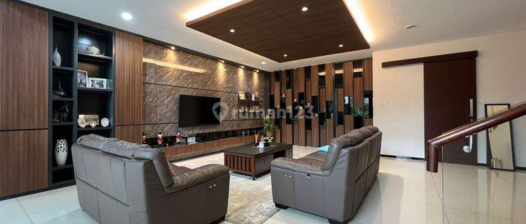 Rumah 3 Lantai Bagus Semi Furnished di Setra Duta, Bandung 1