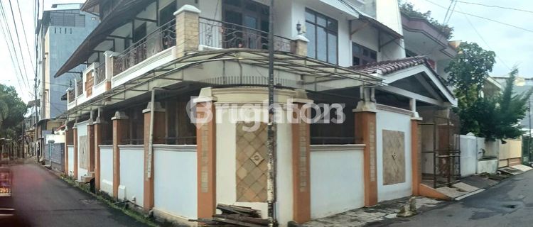 Rumah Mewah Tanjung Duren 2.5 Lantai Semifurnish Depan Lapangan Olahraga 1
