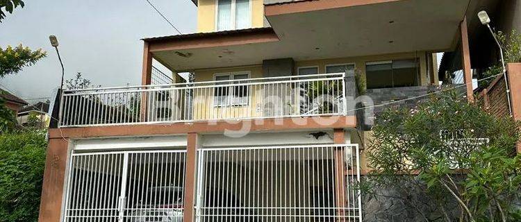 RUMAH VILLA 3 LANTAI SIAP HUNI KOTA BATU  1