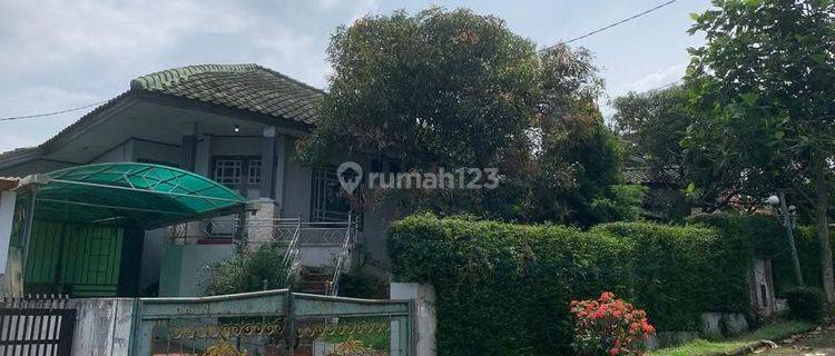 Rumah Aseri Semi Vila Halaman Luas Lokasi Bandung Kota  1