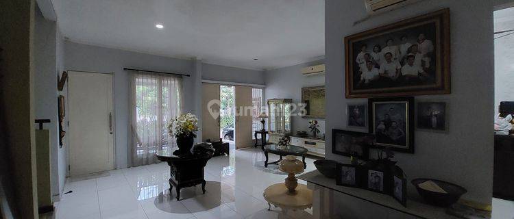 Rumah luas hook 2 lantai .harga menarik di Emerald Bintaro jaya 1