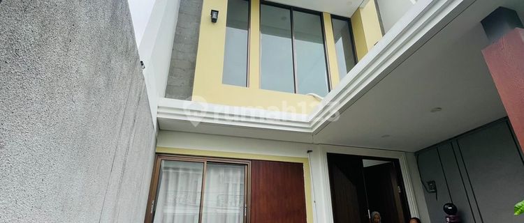 Dijual Rumah 2 Lantai Desain Open Space Semi Furnished di Tebet, Jakarta Selatan SHM 1
