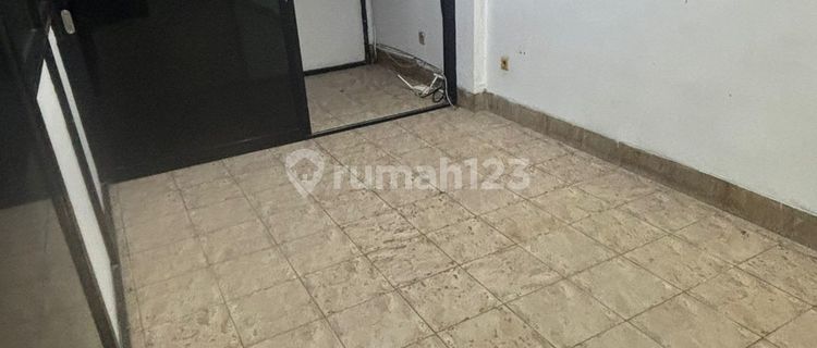 For Rent: Green Garden Shop House in West Jakarta, Strategic Location and Busy Area, Very Suitable for Business and Commerce. 1