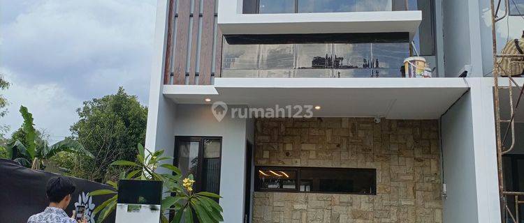 Rumah Baru Modern Lux 2 lantai. Murah Free AC tiap kamar. Canopy/ Kitchen set. Bisa DP 0% . Di Sawangan Depok 1