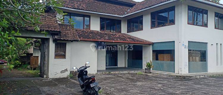 Gedung bekas showroom furniture kantor dan gallery di kerobokan 1