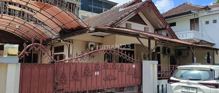 Rumah dekat living word Gatot Subroto Timur 1