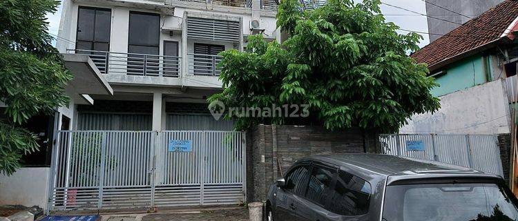 Ruko Tengah Kota Selangkah Dari Raya Darmo 1