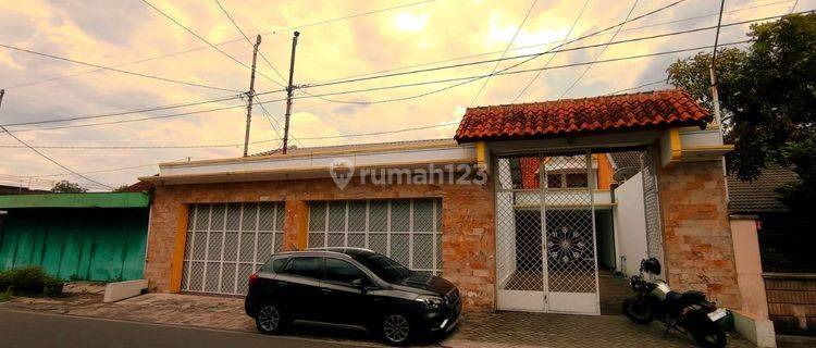 Rumah 2 Lantai di Pajang plus toko di pinggir jalan alternatif 1