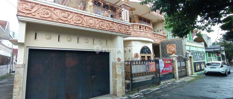 rumah mewah 3 lantai khas eropa di tengah kota solo laweyan 1