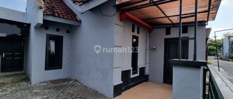 Rumah second cantik di Klodran colomadu murah meriah 1