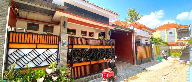 Rumah cantik 1,5 lantai bonus furnish di cluster Banyuanyar 1