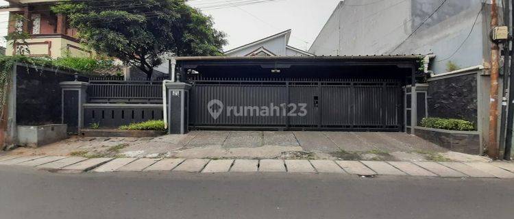 Rumah Mewah Luas Dan Asri hanya 2 Lantai , Ada Taman Depan Dan Belakang di Condet Batu Ampar Jaktim 1