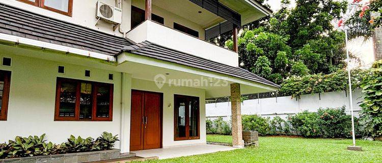 Rumah hunian modern tropis dalam kompleks simprug 1