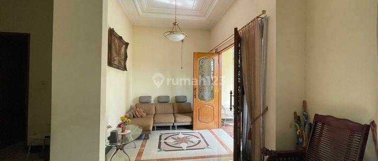 Rumah 2 Lantai Bagus Furnished SHM di Manyar Jaya, Surabaya 1