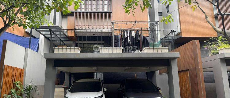 Dijual Rumah 4 Kamar Full Renovasi Full Furnished Attic Room Outdoor Roof Top Bagus di Greenwich BSD RH13 1