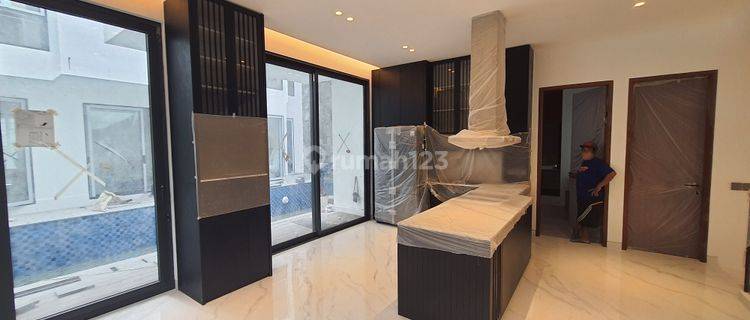 Rumah 3 Lantai Pakuwon City Baru Gres Full Furnished Kolam Renang