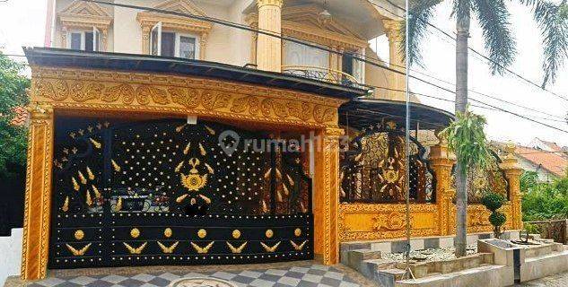 Rumah Mewah Gayungsari Timur, Kolam Renang, Home Theater Dan Gym Pribadi 1