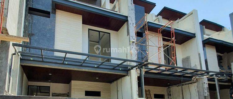 Rumah 3 Lantai Modern Minimalis SHM Dekat Ciputra World Surabaya 1