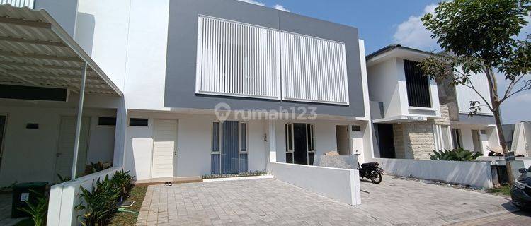 Dijual Rumah Baru Modern, Full Furnish di Dian Istana Surabaya 1