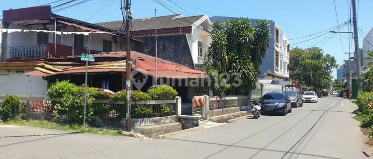 Corner Old House in the Center of Makassar City, Jl. Domba and Jl. Lembu. Size 12.7 X 15. 1
