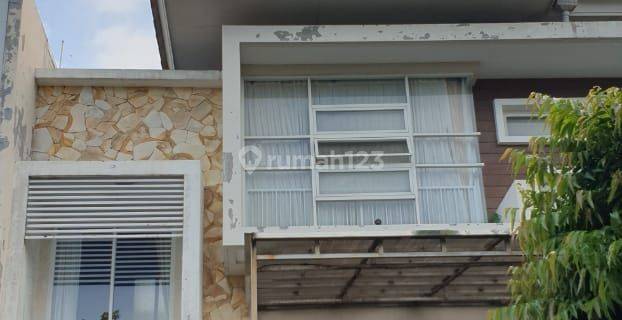 Rumah  Cepat Bagus Furnished SHM di Villa Valensia, Surabaya 1