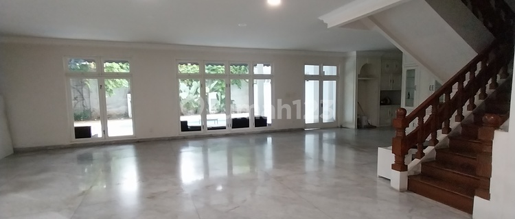 Rumah Siap Huni, Kolam Renang Besar, Hanya Selangkah ke Senayan 1