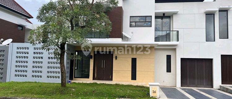 Disewakan Rumah Cantik Daerah Holland Village, Harga Sangat Murah 1