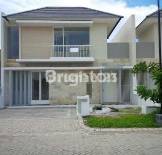 Ingin tinggal atau berinvestasi  di Surabaya Barat dengan Rumah yg ASRI Pemandangan Depan sudah TamanParkir lebih luas, tidak berhimpitan dgn tetanggaKeuntungan :Depan Taman Luas & AsriDekat Danau buatan, bisa jalan kaki sajaDekat komplek Ibadah 6 1