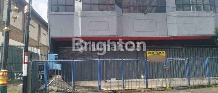 Maj. Gen. Sungkono in front of Aston Hotel 1
