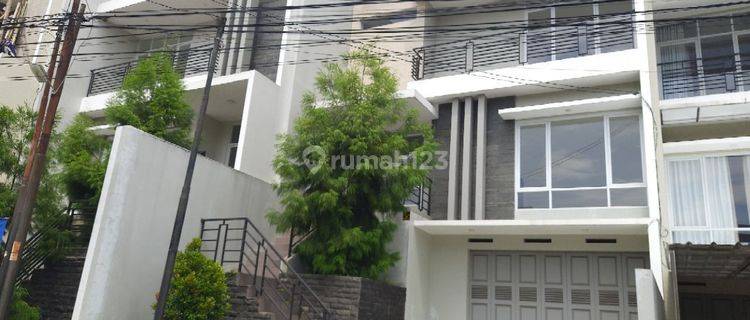 Rumah modern split level 2,5 lantai dkt griya setiabudi  1