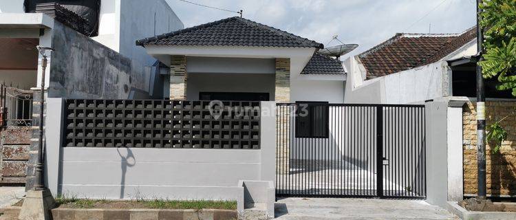 Rumah Baru Modern Minimalis Kawasan Perum Elit Kaliwates (lz) 1