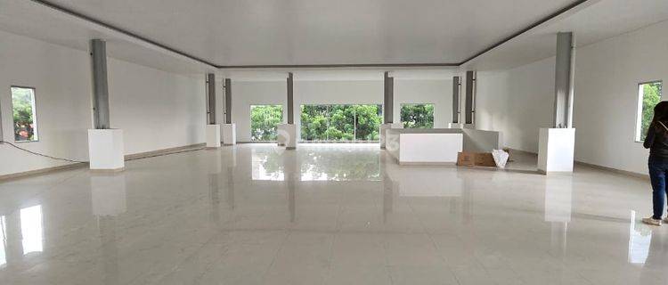 Jarang Ada Gedung 3 Lantai, Baru Renovasi, Ruang Usaha Surapati 1