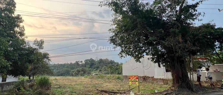 Tanah Pinggir Jalan Di Pelabuhan Ratu Arah Geopark Sukabumi Jawa.barat 1